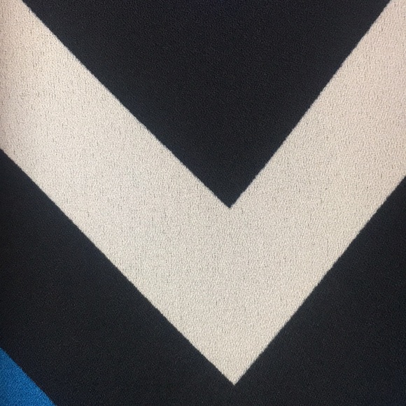 CHARLOTTE RUSSE Cool Bold Statement Chevron Print Long Sleeve 2 Pocket Top - Picture 10 of 15